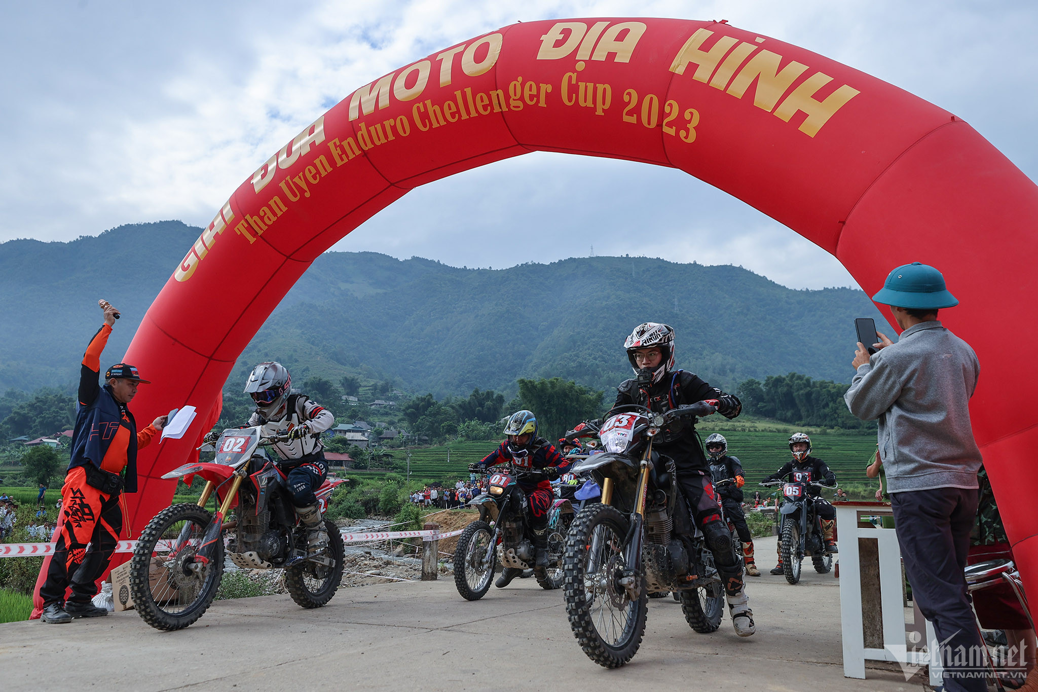Vạn người xếp hàng 5km xem đoàn mô tô đua dưới lòng suối ở Lai Châu
