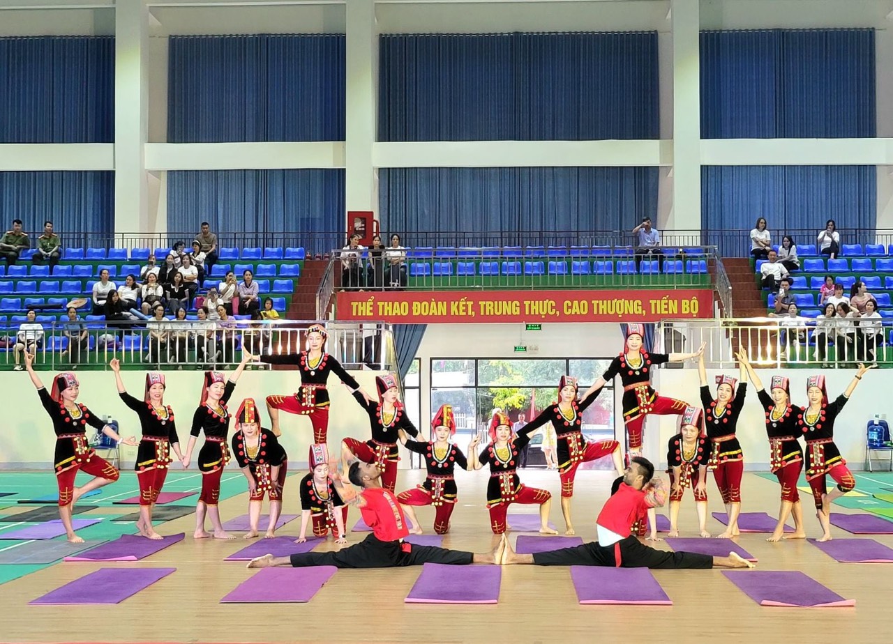 Mãn nhãn với màn đồng diễn Giao thức Yoga Phổ biến tại sự kiện Chào mừng Ngày Quốc tế Yoga lần thứ X tại Lai Châu