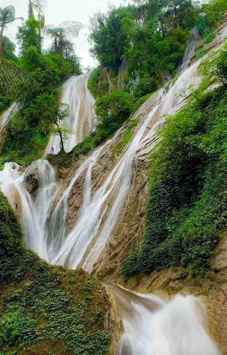 Đây là thác nước đẹp như phim cổ trang trên một cao nguyên ở Lai Châu, nước tuôn đổ từ suối ngầm