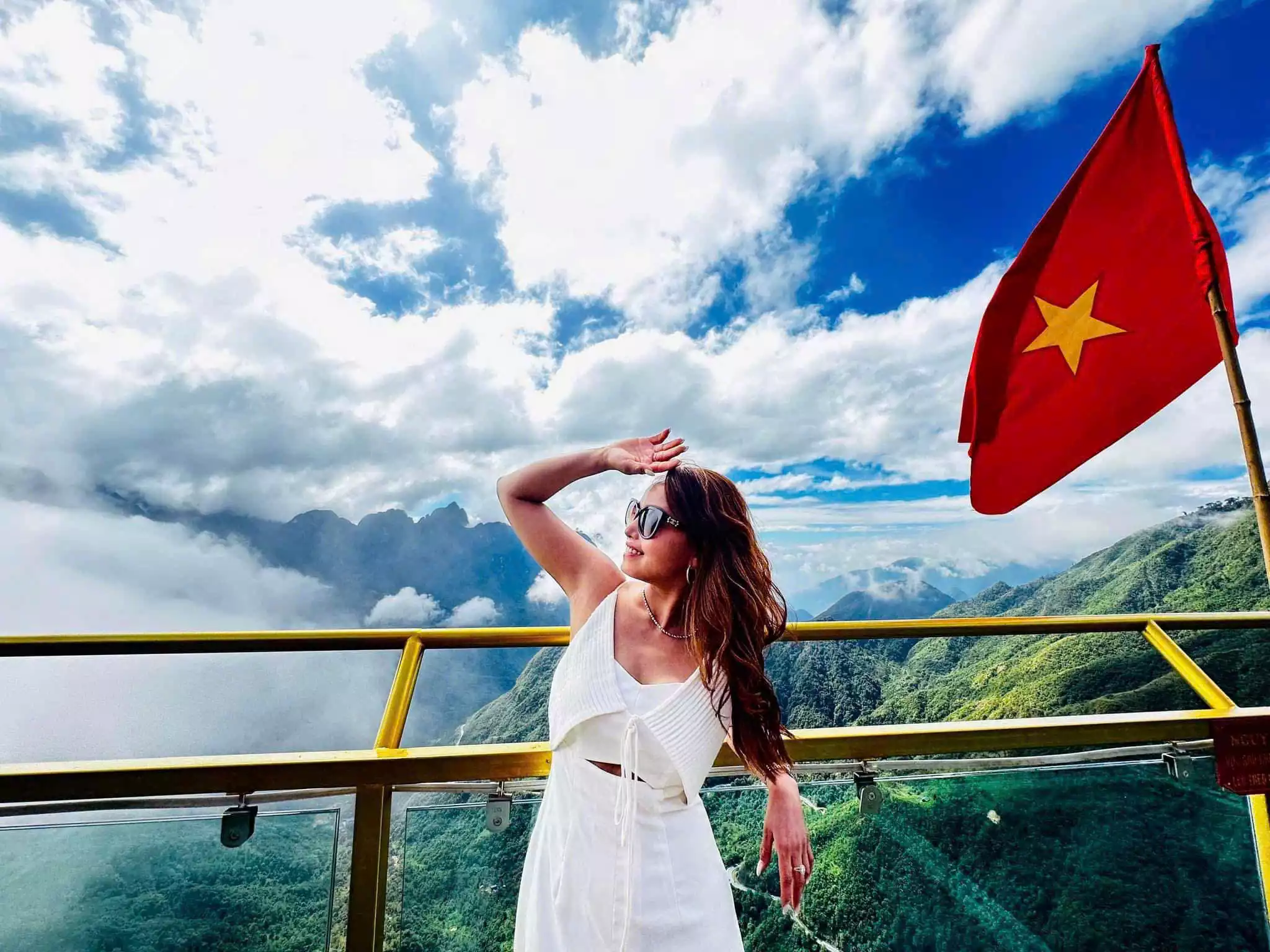 Cầu Kính Rồng Mây – toạ độ “Săn mây” khiến du khách mê mẩn