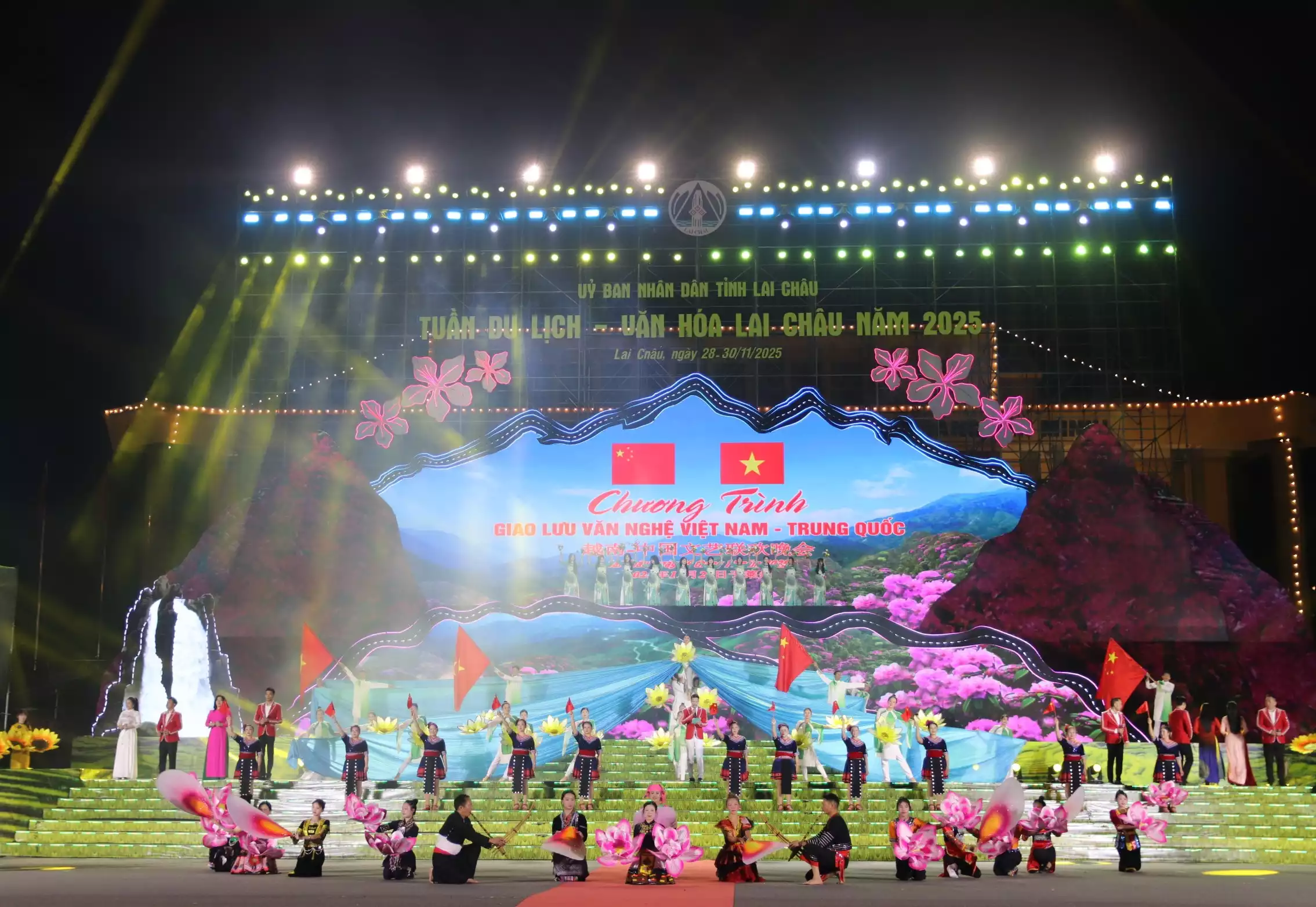 Giao lưu nghệ thuật Việt Nam – Trung Quốc tại Lai Châu: “Biên cương hữu nghị”