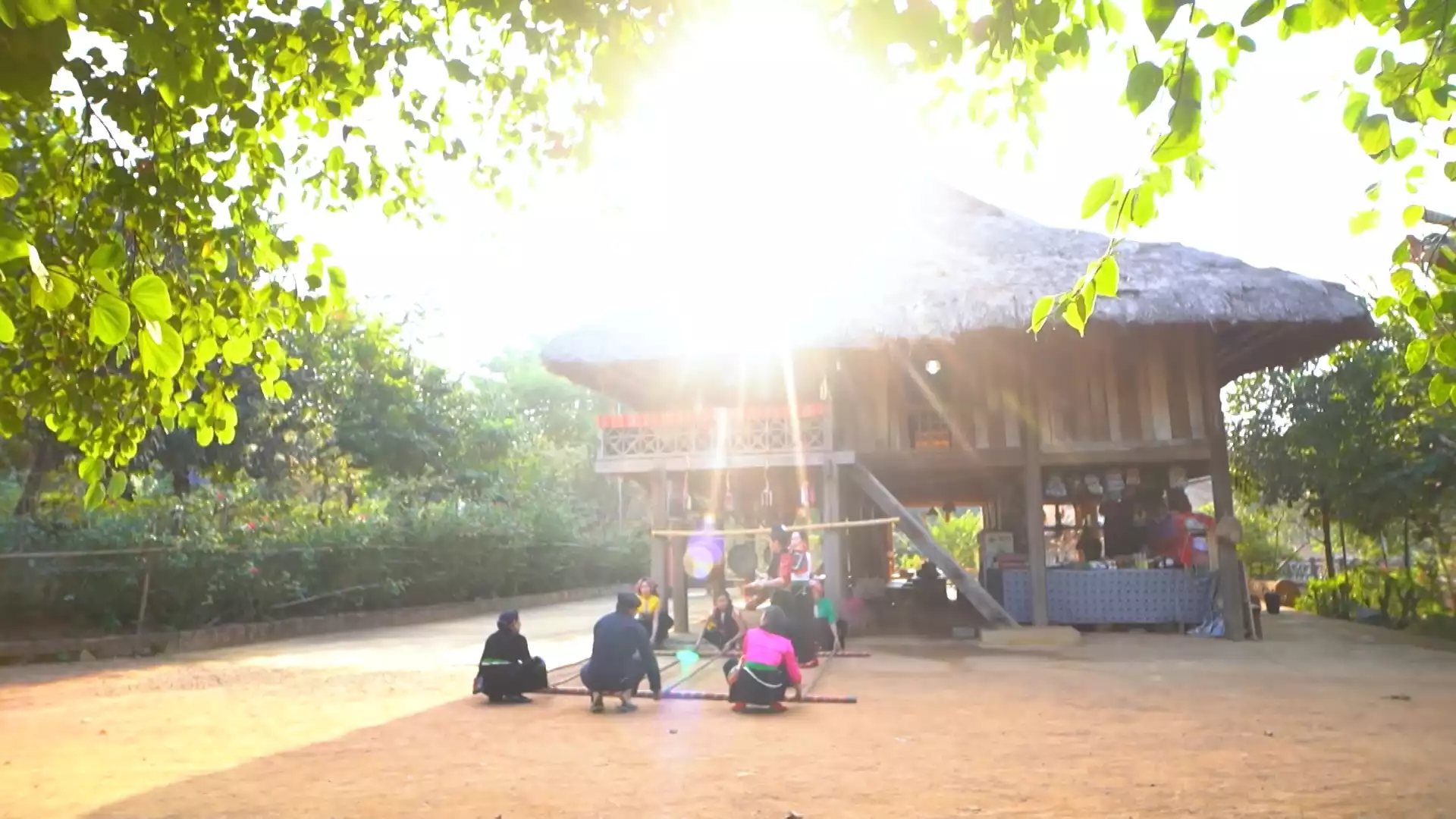 Nhà sàn truyền thống của người Thái ở Khoen On