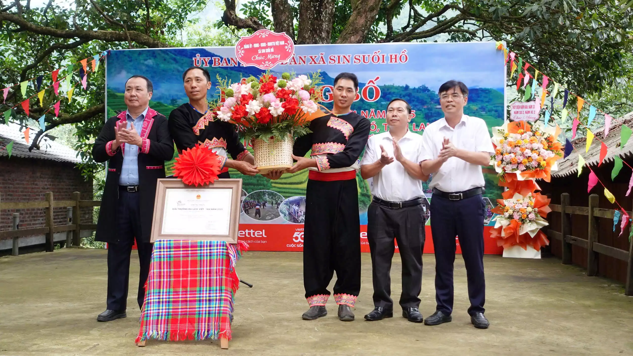 SIN SUỐI HỒ ĐÓN NHẬN GIẢI THƯỞNG DU LỊCH VIỆT NAM NĂM 2025 – “ĐIỂM DU LỊCH CỘNG ĐỒNG TỐT NHẤT”