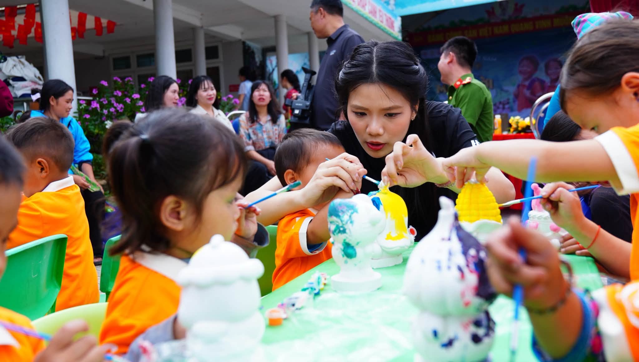 Có thể là hình ảnh về trẻ em và văn bản