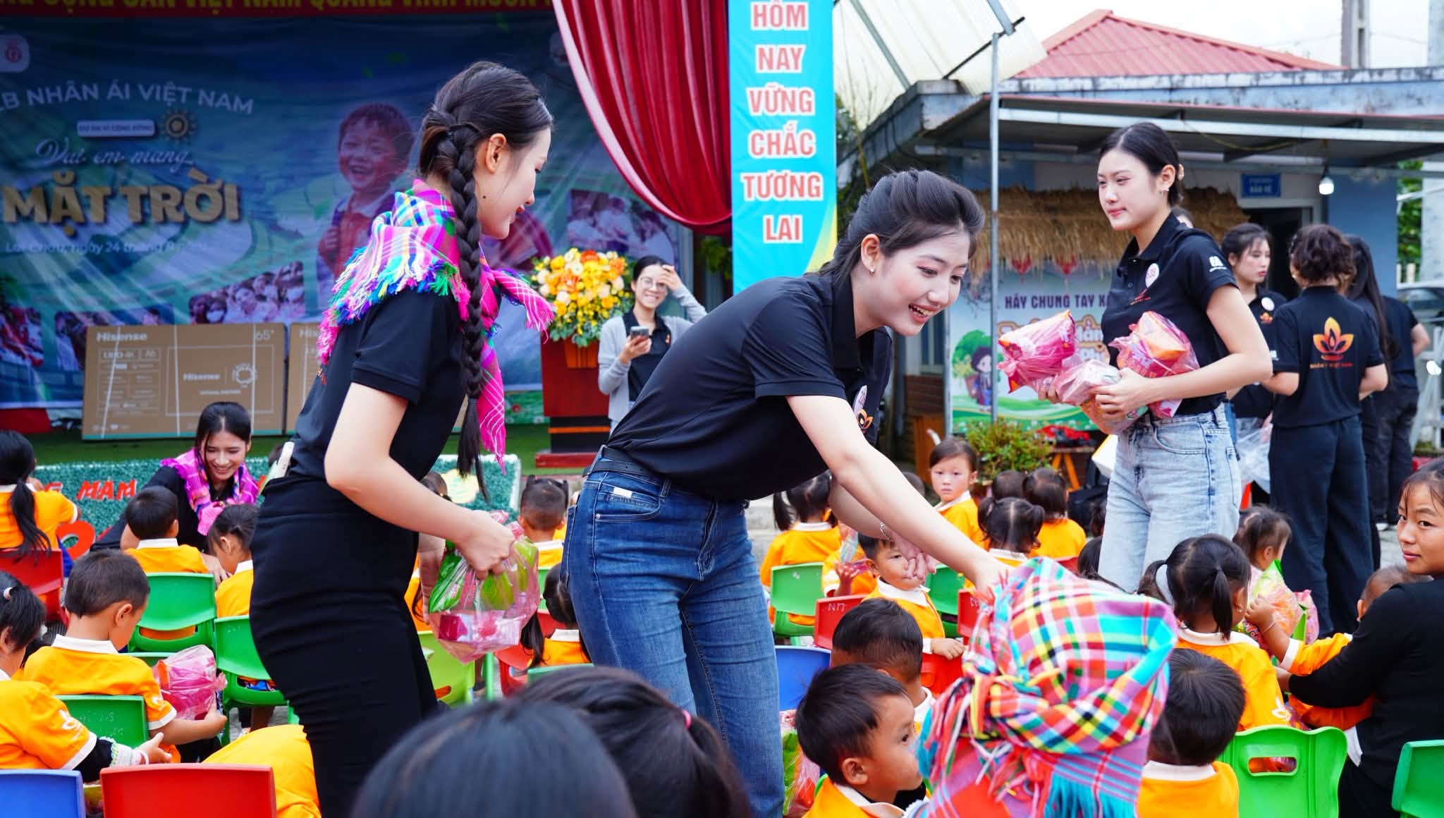 Có thể là hình ảnh về một hoặc nhiều người và văn bản cho biết 'Hom NAY VỪNG CHAC TƯƠNG LAI MAM'