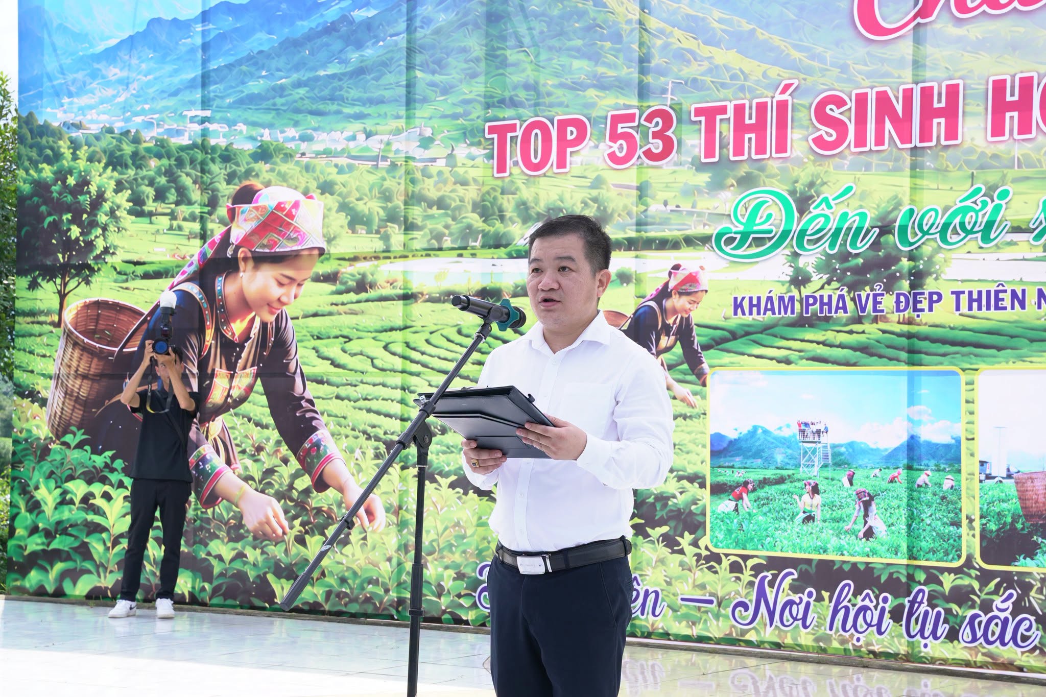Có thể là hình ảnh về cái bục và văn bản cho biết 'C H TOP 53 THÍ SINH Đến với KHÁM PHÁ VE ĐẸP THIÊN 그,뱅 れ一 en Noi hôi lụ sắc'