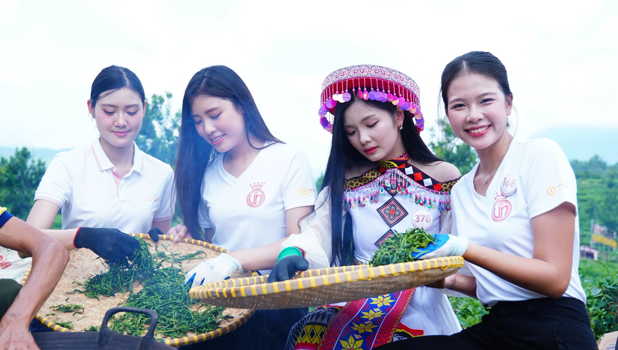 Có thể là hình ảnh về một hoặc nhiều người và văn bản