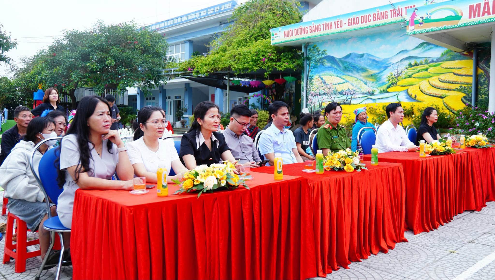 Có thể là hình ảnh về một hoặc nhiều người và văn bản cho biết '博時 NUỚI DƯỜNG BANG TÌNH YÊU GIAO DỤC BÀNG TRAI ΜΑ'