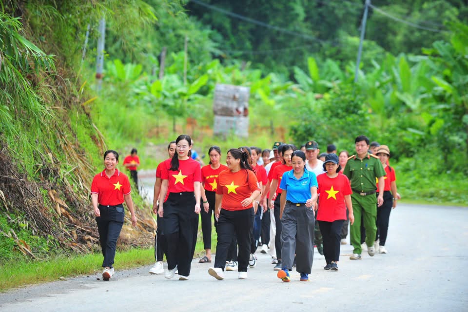 Có thể là hình ảnh về một hoặc nhiều người, đường và văn bản
