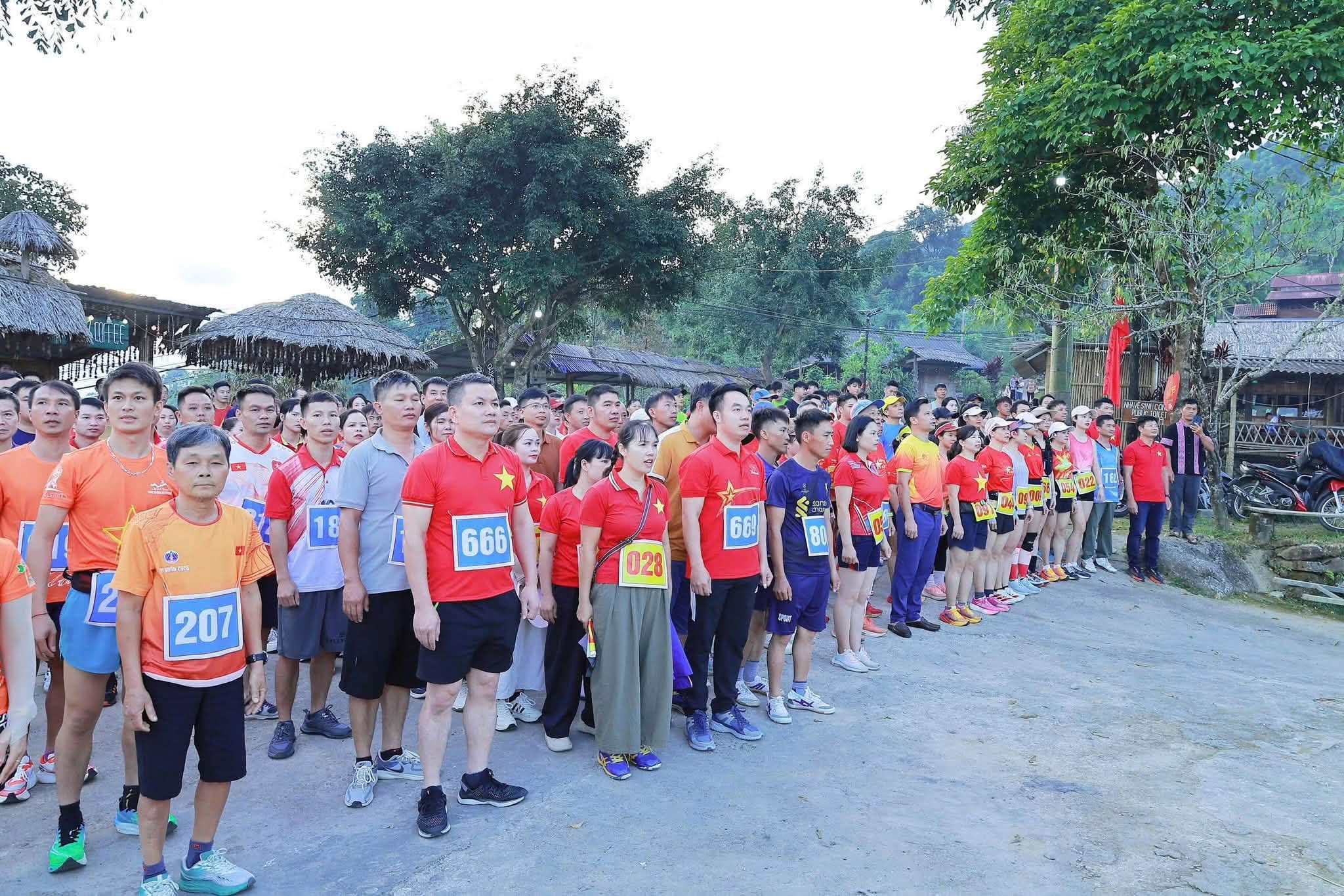 Có thể là hình ảnh về một hoặc nhiều người, mọi người đang cười và văn bản