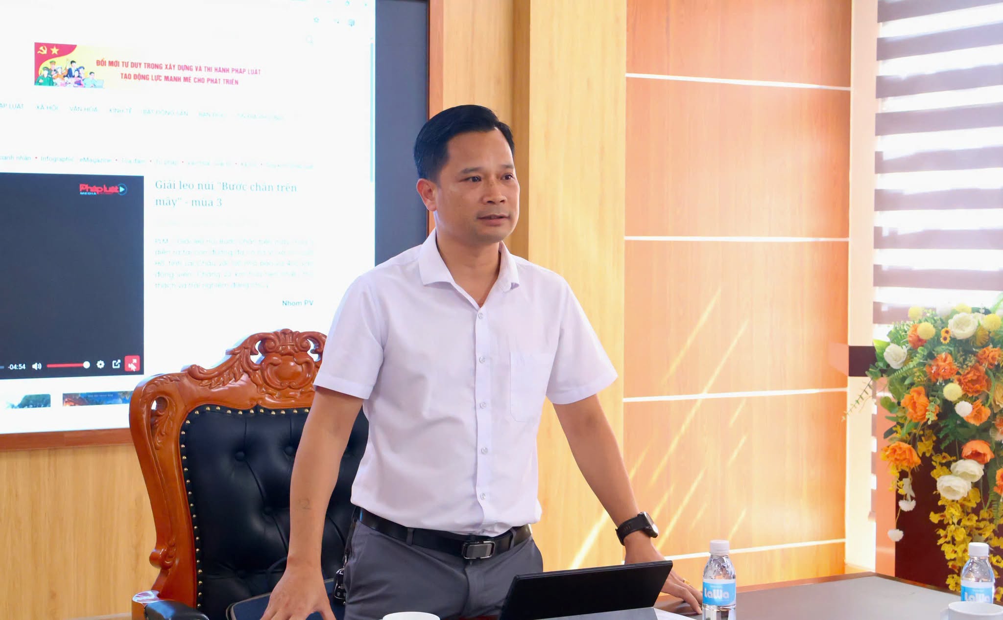Có thể là hình ảnh về TV, phòng tin tức và văn bản