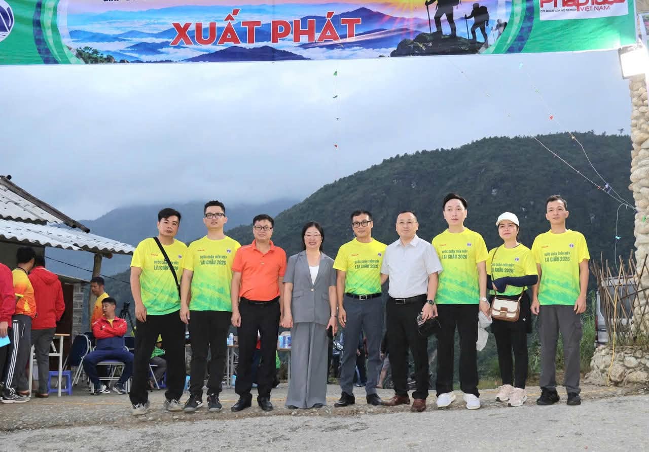 Có thể là hình ảnh về một hoặc nhiều người và văn bản