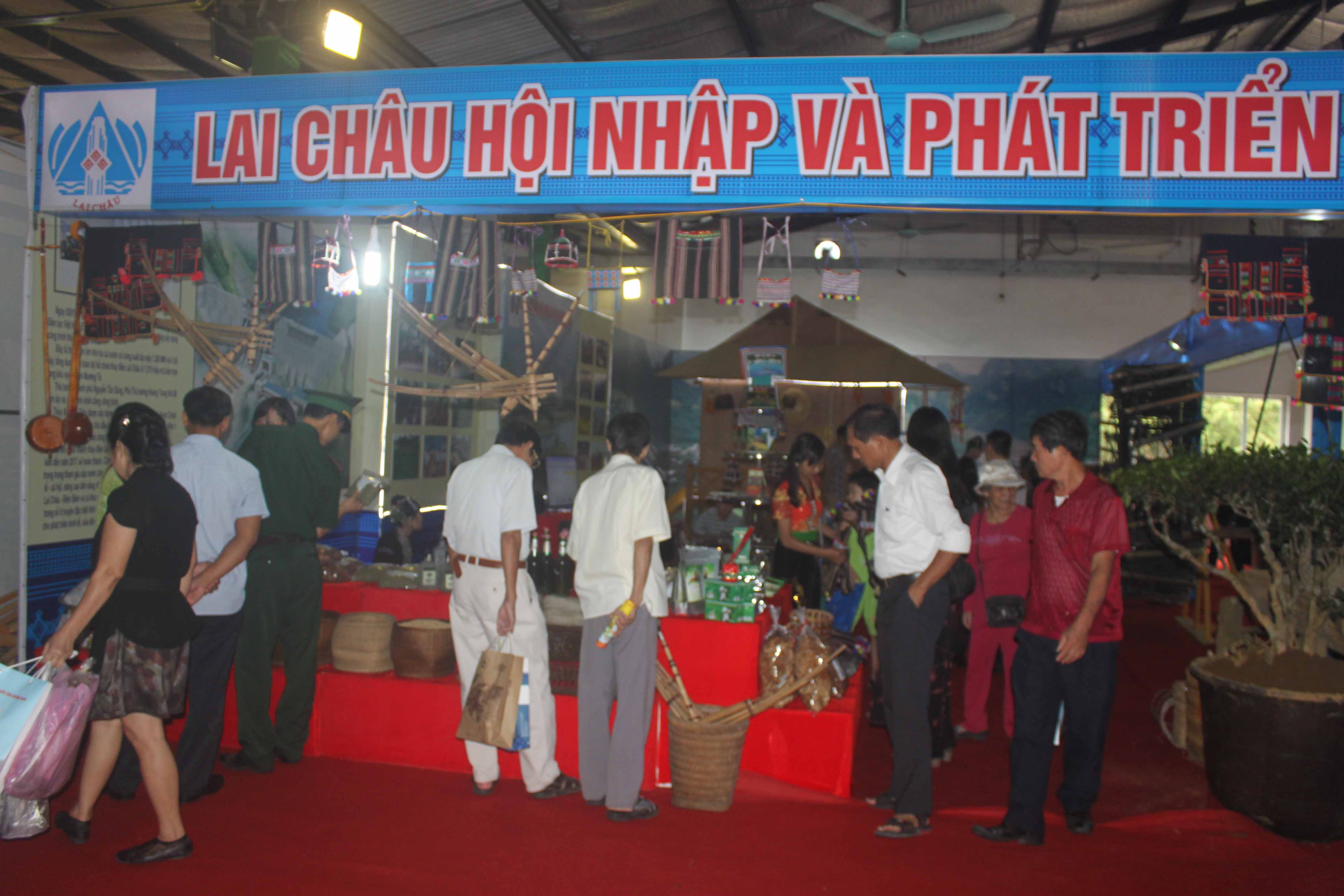 Lai Châu tham gia triển lãm thành tựu, kinh tế xã hội 2015